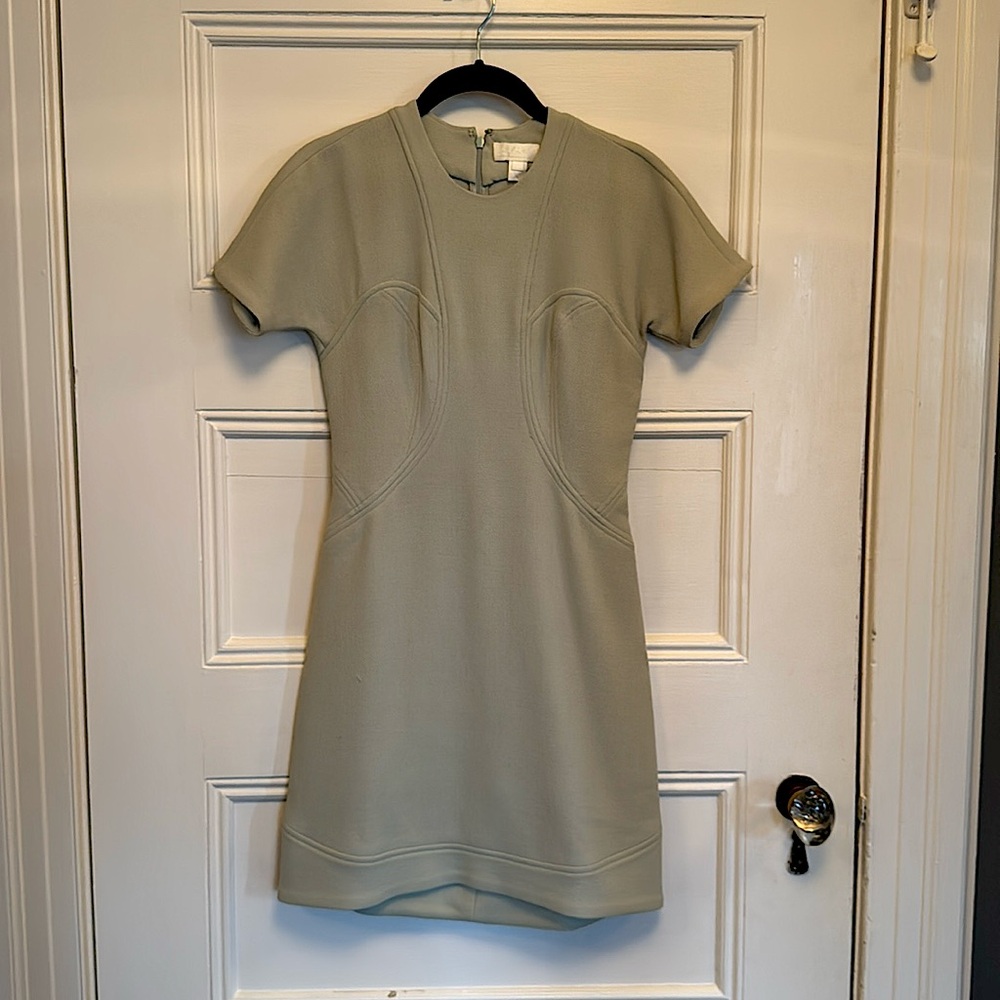 Pale pistachio green short sleeve dress
Size 2